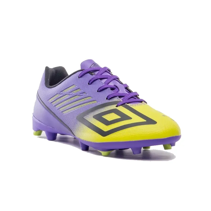 Vista lateral da chuteira de futebol Umbro em roxo e verde limão com detalhes em preto